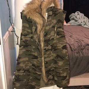 Army green sleeveless vest with fur(optional)